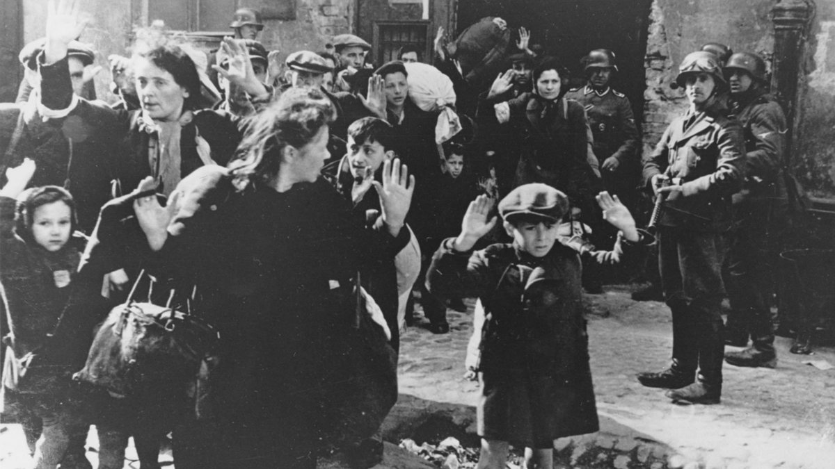 Omkring sex miljoner judar miste sina liv under andra världskriget och förintelsen.